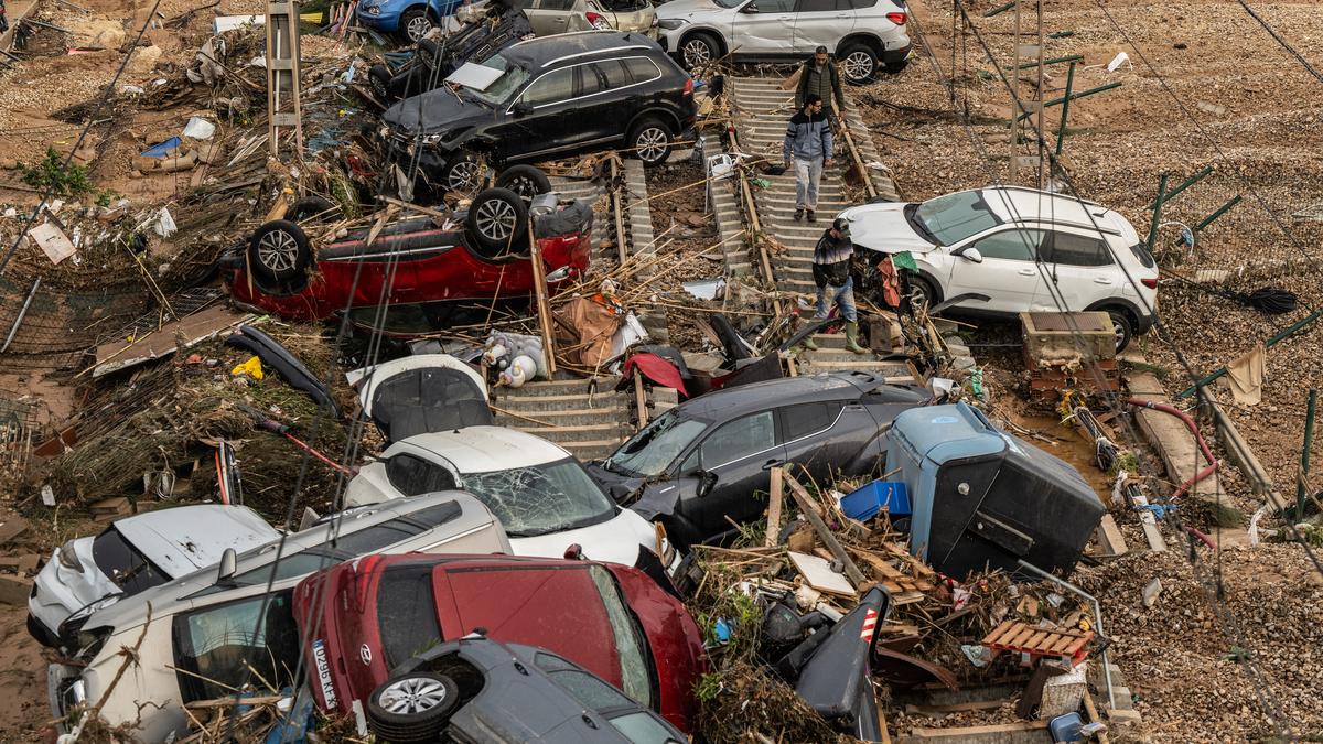 Spain flood deaths top 200, hopes fade for missing