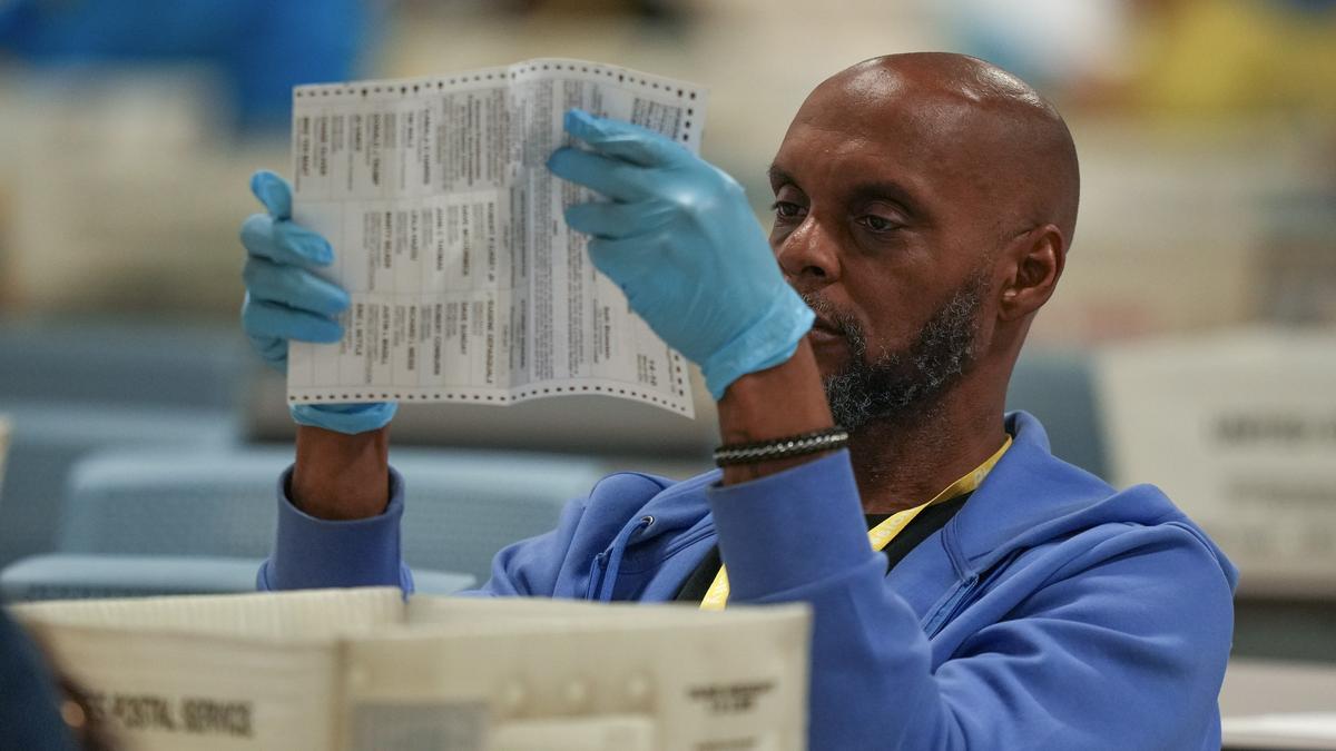 Americans vote in close race